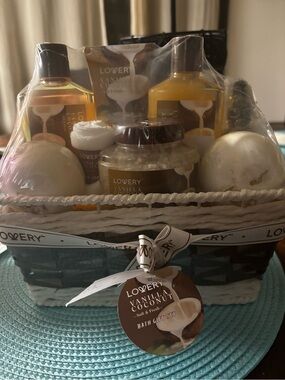 Loverly Vanilla Coconut Bath & Body Gift Set — Cream